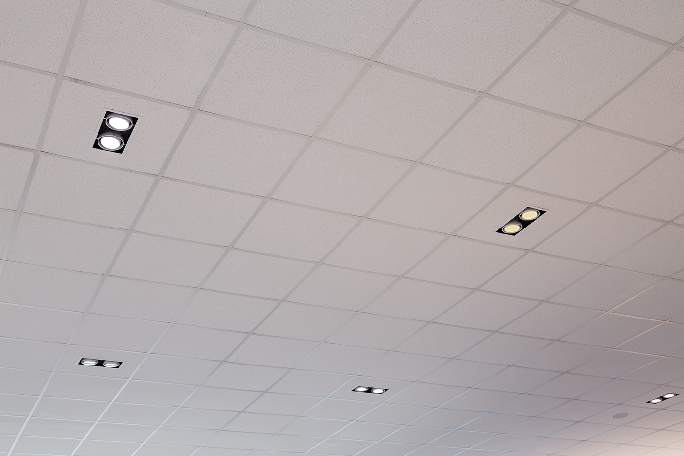 Midpoint indbygget lampe monteret i loft i showroom nærbillede - Luminex