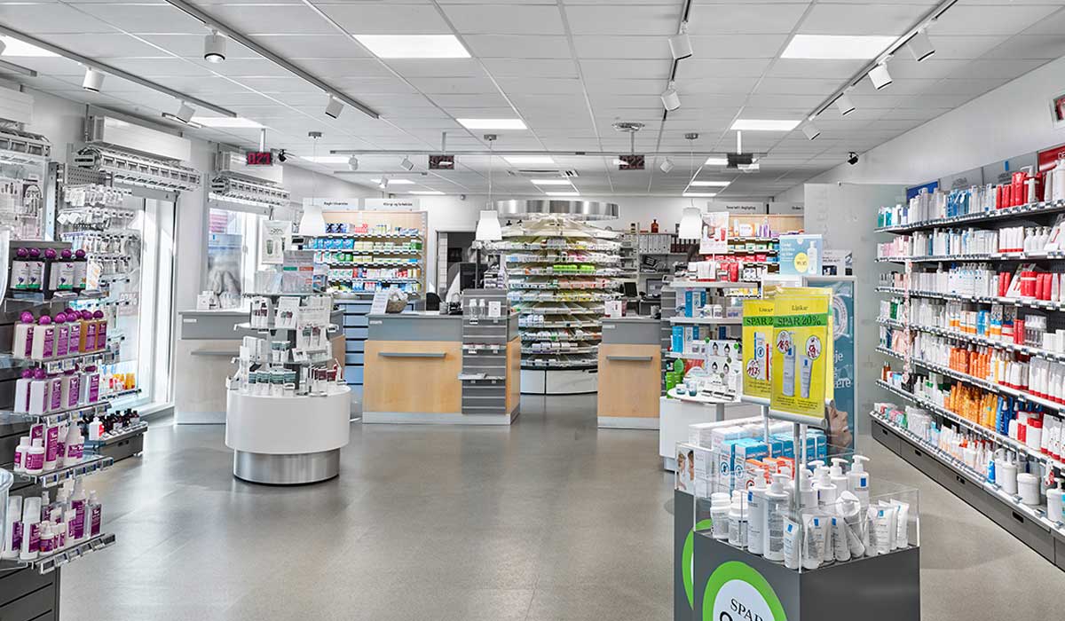 Odion XS spotlight lampe monteret i skinne system og FPL 2 indbygget LED Panel i butikken på apoteket - Luminex