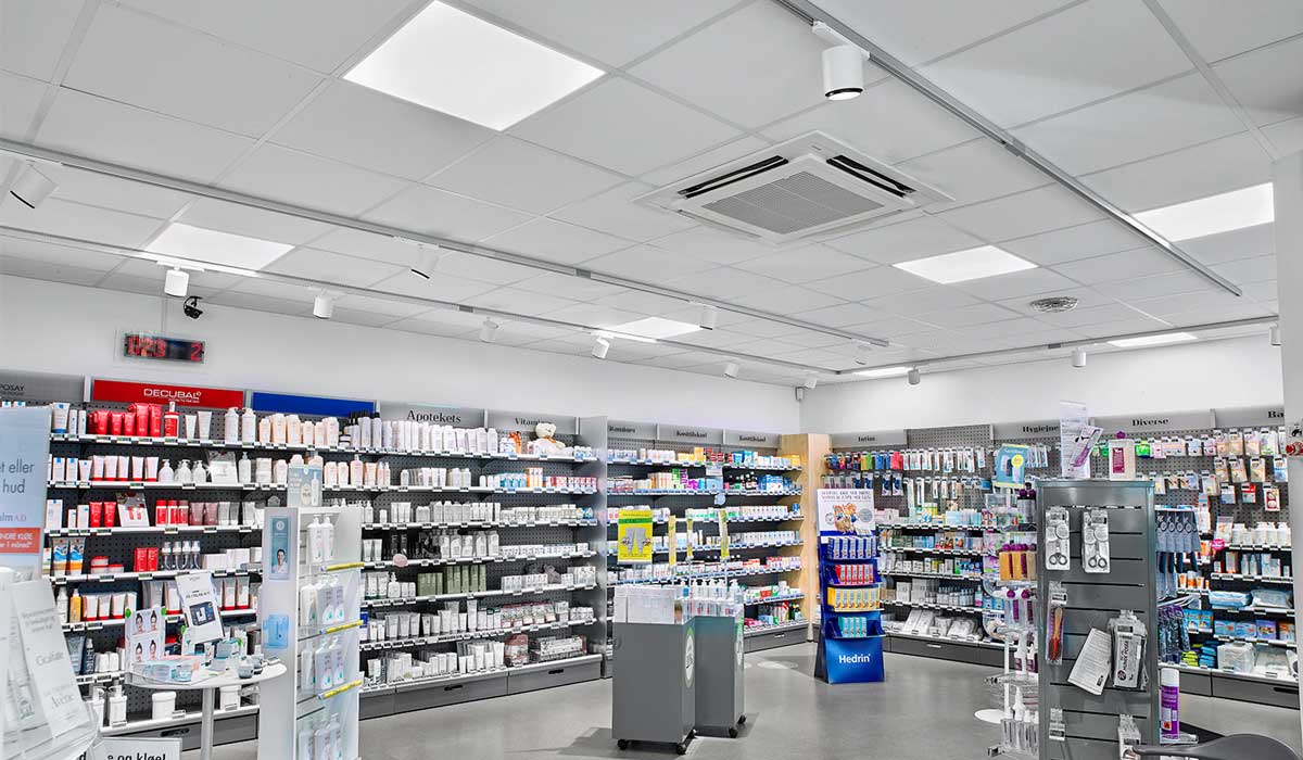 Odion XS spotlight lampe monteret i skinne system og FPL 2 indbygget LED Panel i butikken på apoteket - Luminex
