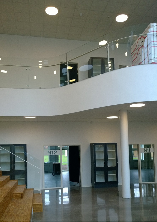 Ledgo circle panel lampe indbygget i synlig t-profil loft ved trappe hos Horsens Statsskole - Luminex