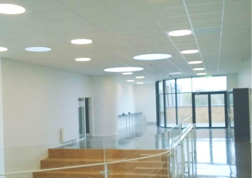 Ledgo circle panel lampe indbygget i synlig t-profil loft ved trappe hos Horsens Statsskole - Luminex