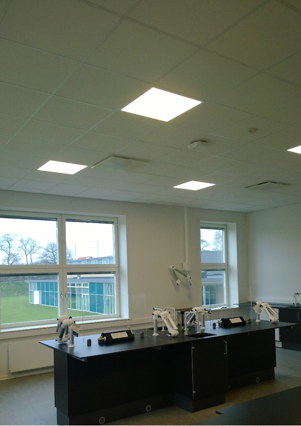 Ledgo square panel lampe indbygget i synlig t-profil loft hos Horsens Statsskole - Luminex