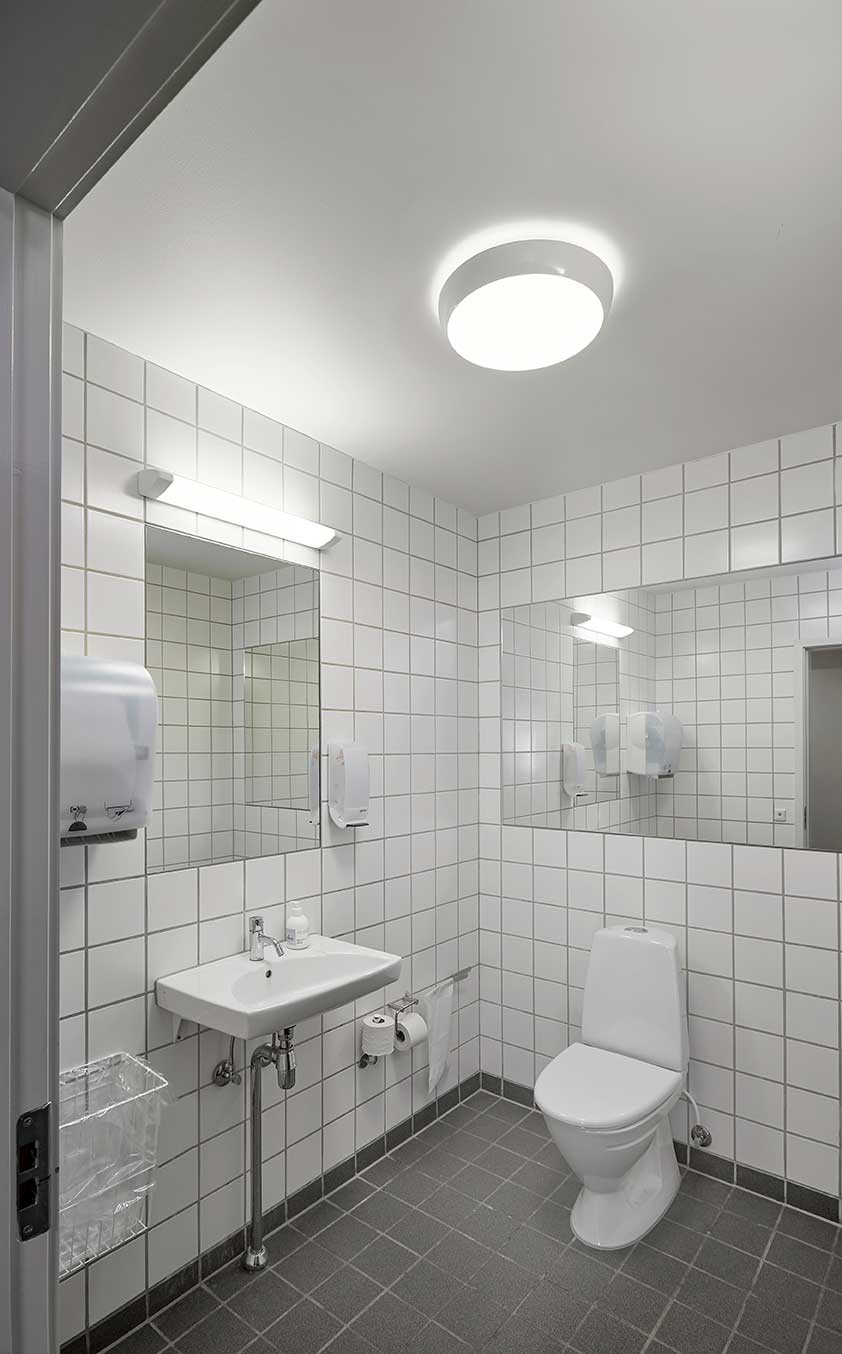 SPN-R væglampe monteret på væggen over spejl på toilet - Luminex