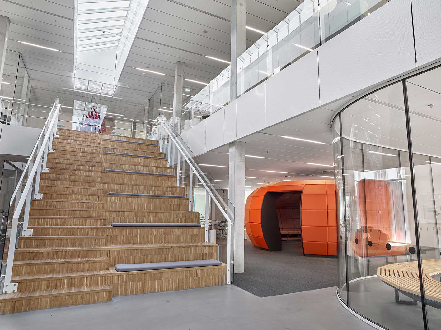 Matric Recessed Frameless F3 indbygget i loftet i det åbne undervisningsmiljø ved trappen - Luminex
