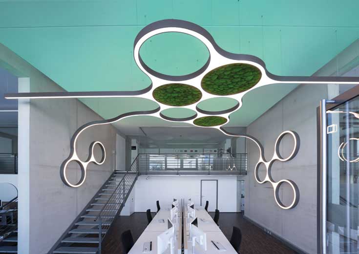 Lampe nedhængt fra loft i åbent kontormiljø med mos indbygget i lampe for akustik - Luminex