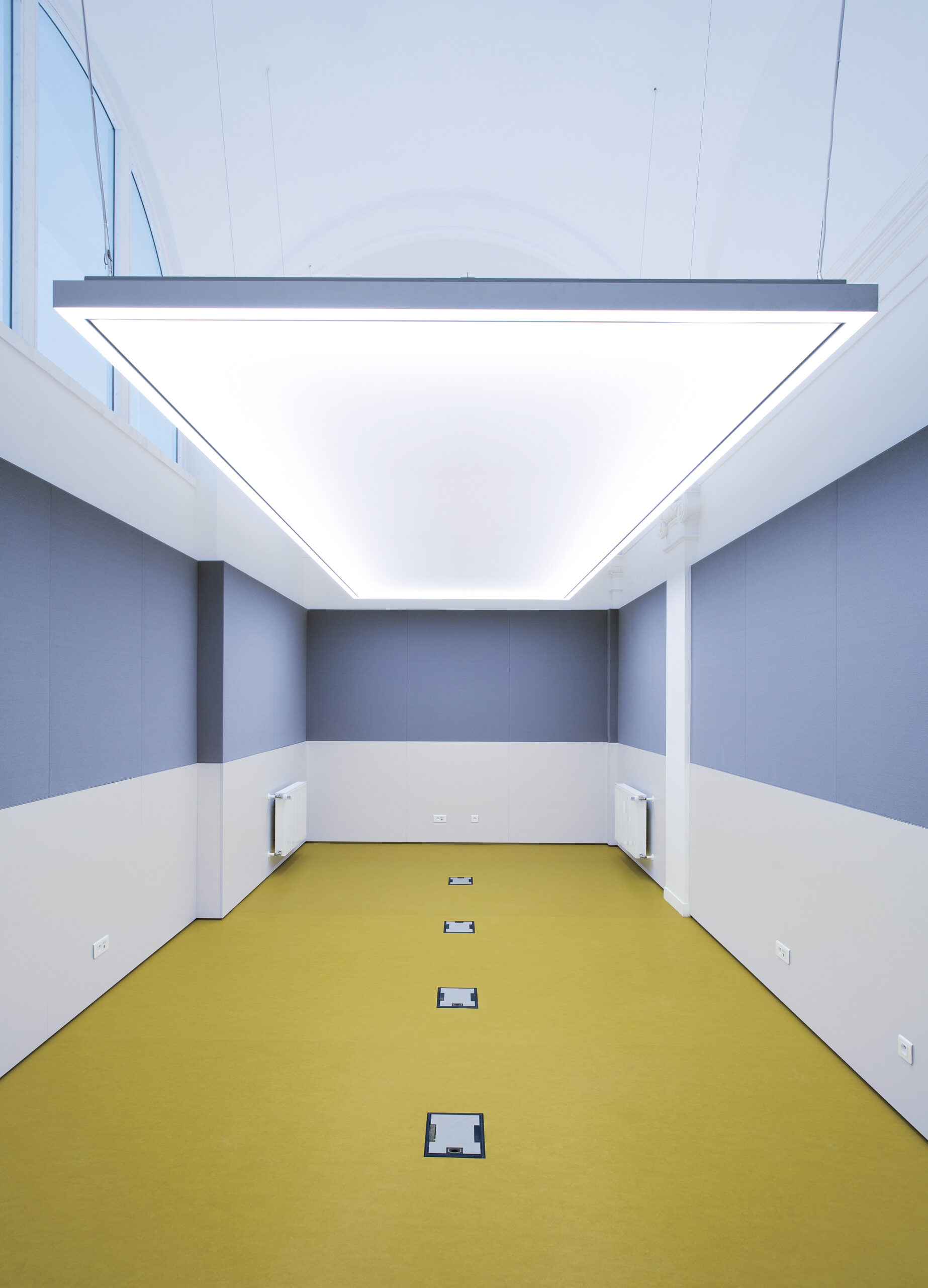 Matric Square Akustik nedhængt fra loft i mødelokale - Luminex