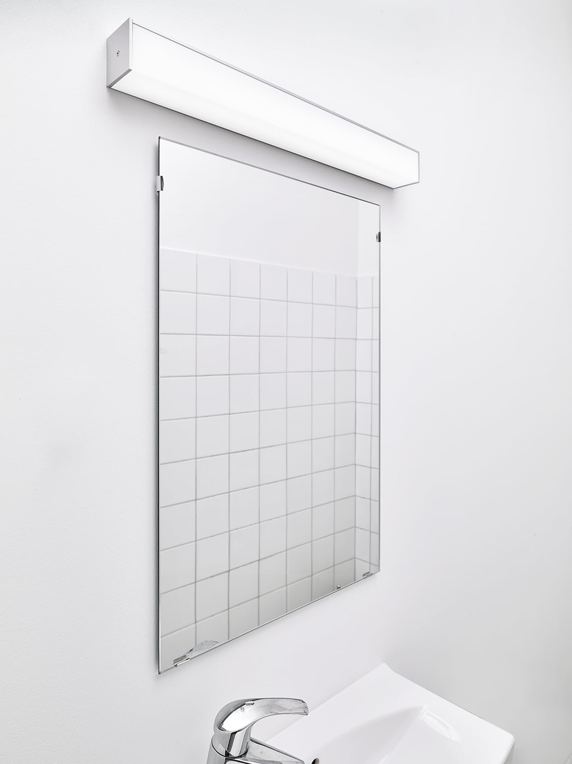Z-Guide over spejl på badeværelse - Luminex