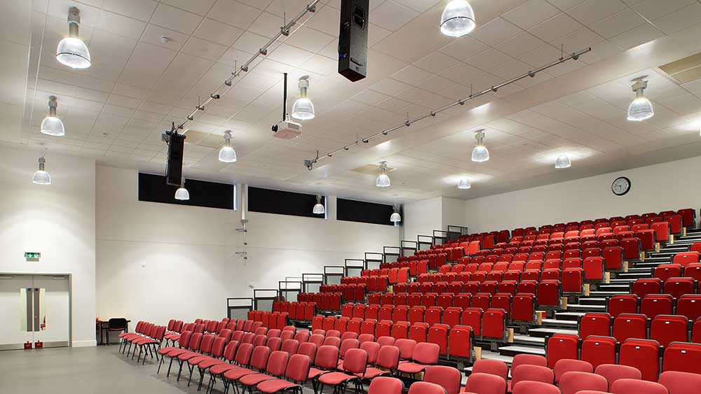 HPL-2 pendel lampe nedhængt fra loft i auditorium - Luminex