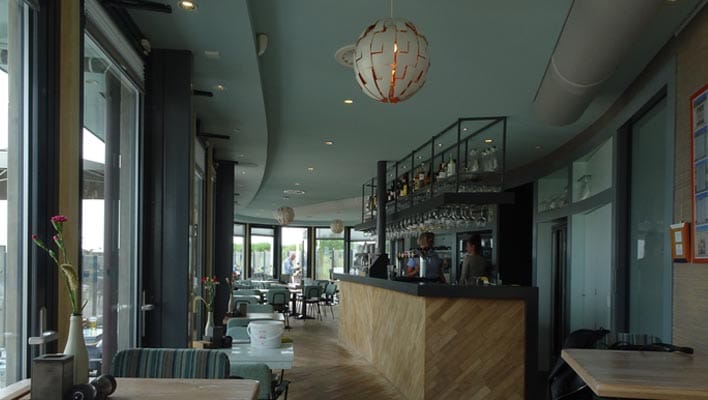 EDLR downlight lampe indbygget direkte i loftet i en bar/restaurant - Luminex