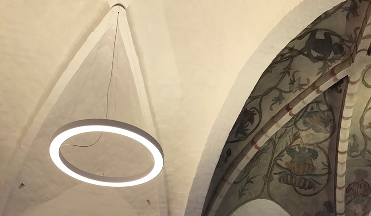 Ringo star rund lampe nedhængt fra loft i kirke - Luminex