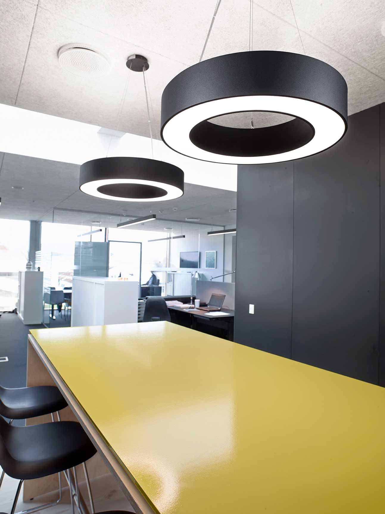 Ringo star pendel lampe nedhængt over gult mødebord i kontormiljø - Luminex